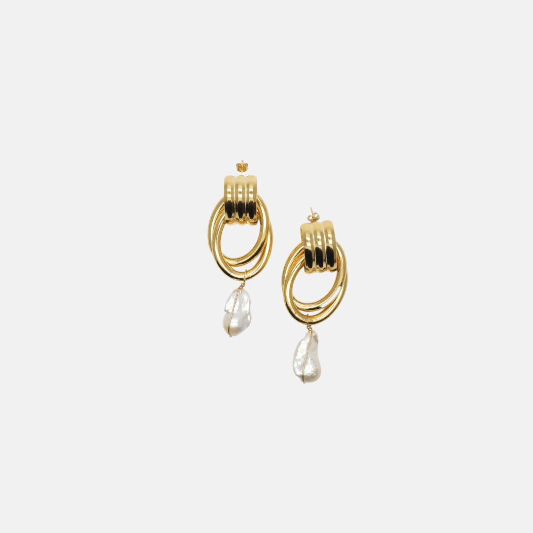 Boucles d’Oreilles Alba – Maxi Anneaux Dorés & Perles de Culture Baroques – Gisel B - Zyrola