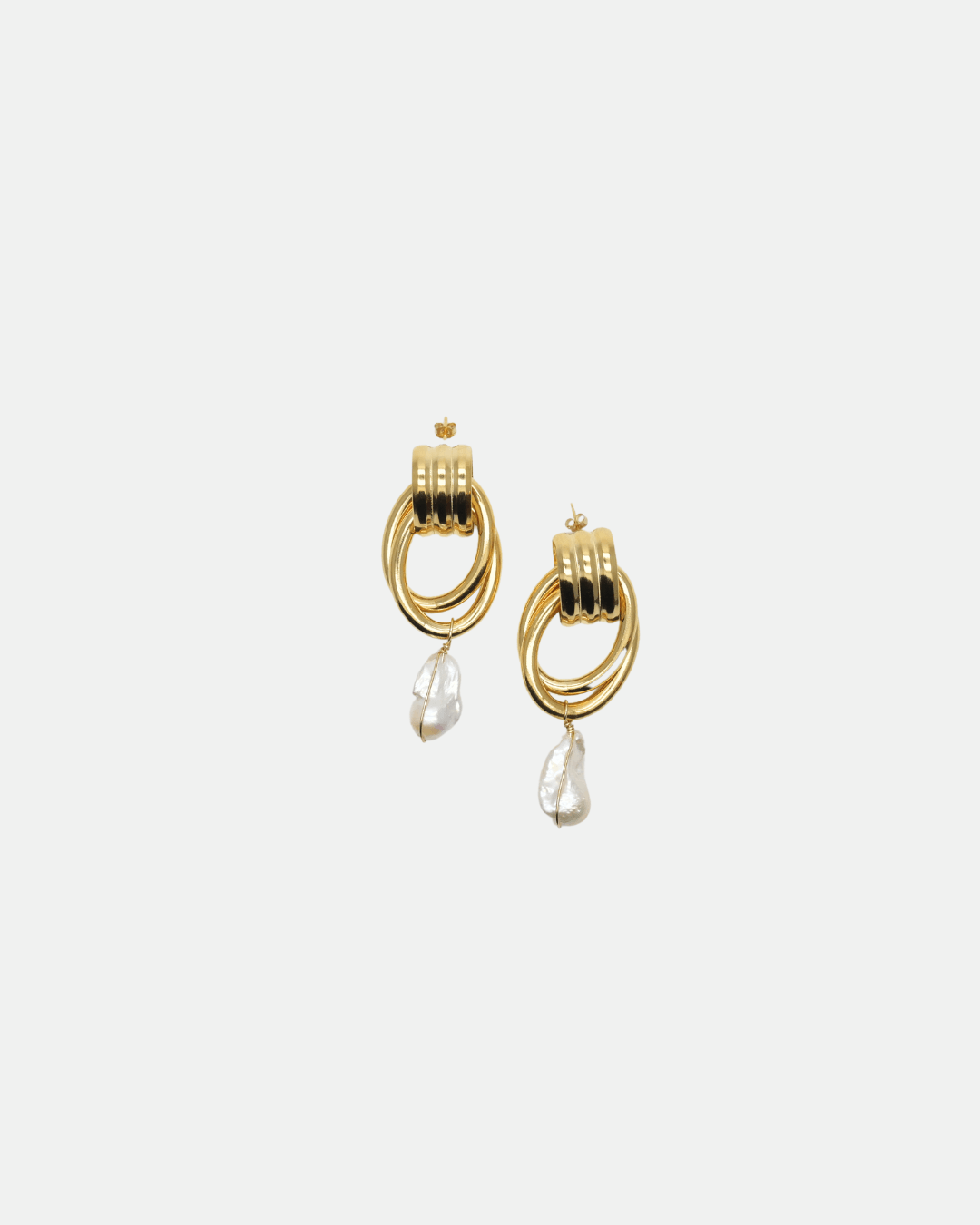 Boucles d’Oreilles Alba – Maxi Anneaux Dorés & Perles de Culture Baroques – Gisel B - Zyrola