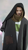Homme portant une écharpe transformable en polyester recyclé, façon châle avec capuche intégrée, fermeture par aimants, design modulable et écoresponsable