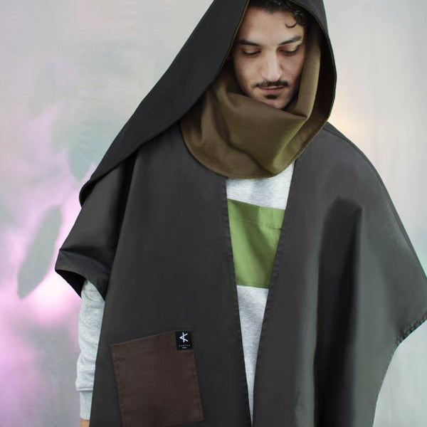 Homme portant une écharpe transformable en polyester recyclé, façon châle avec capuche intégrée, fermeture par aimants, design modulable et écoresponsable