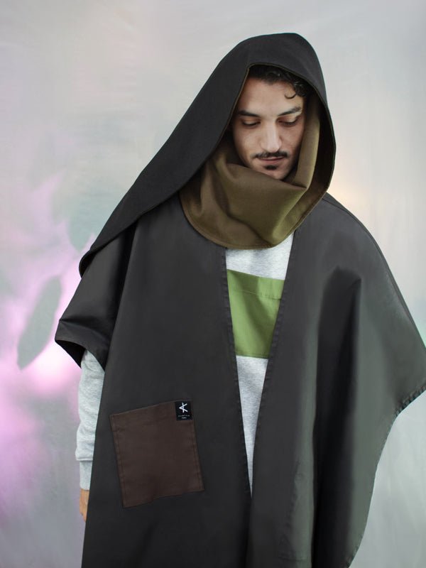 Homme portant une écharpe transformable en polyester recyclé, façon châle avec capuche intégrée, fermeture par aimants, design modulable et écoresponsable