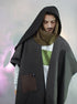 Homme portant une écharpe transformable en polyester recyclé, façon châle avec capuche intégrée, fermeture par aimants, design modulable et écoresponsable