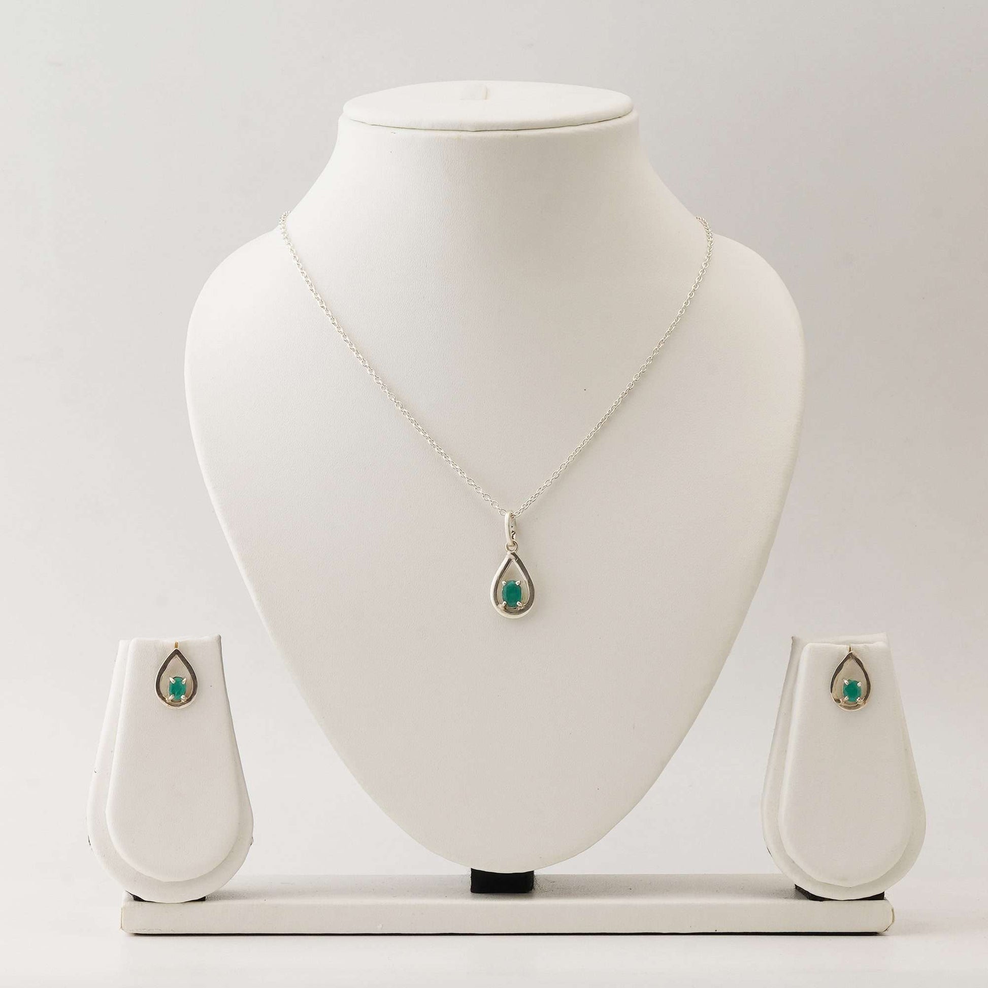 Oval Emerald Set with 0.75 - 1 CT Pendant and 1 - 1.5 CT Earrings in Italian Silver - Zyrola