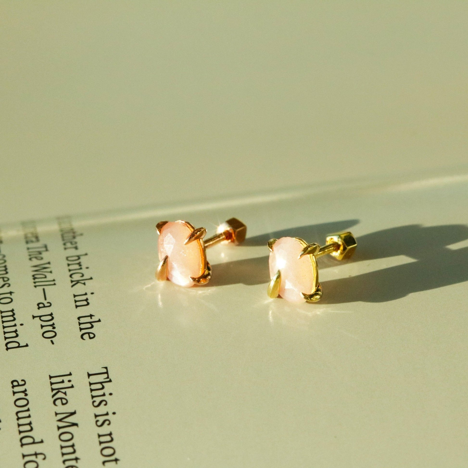 Peach moonstone barbell - Zyrola