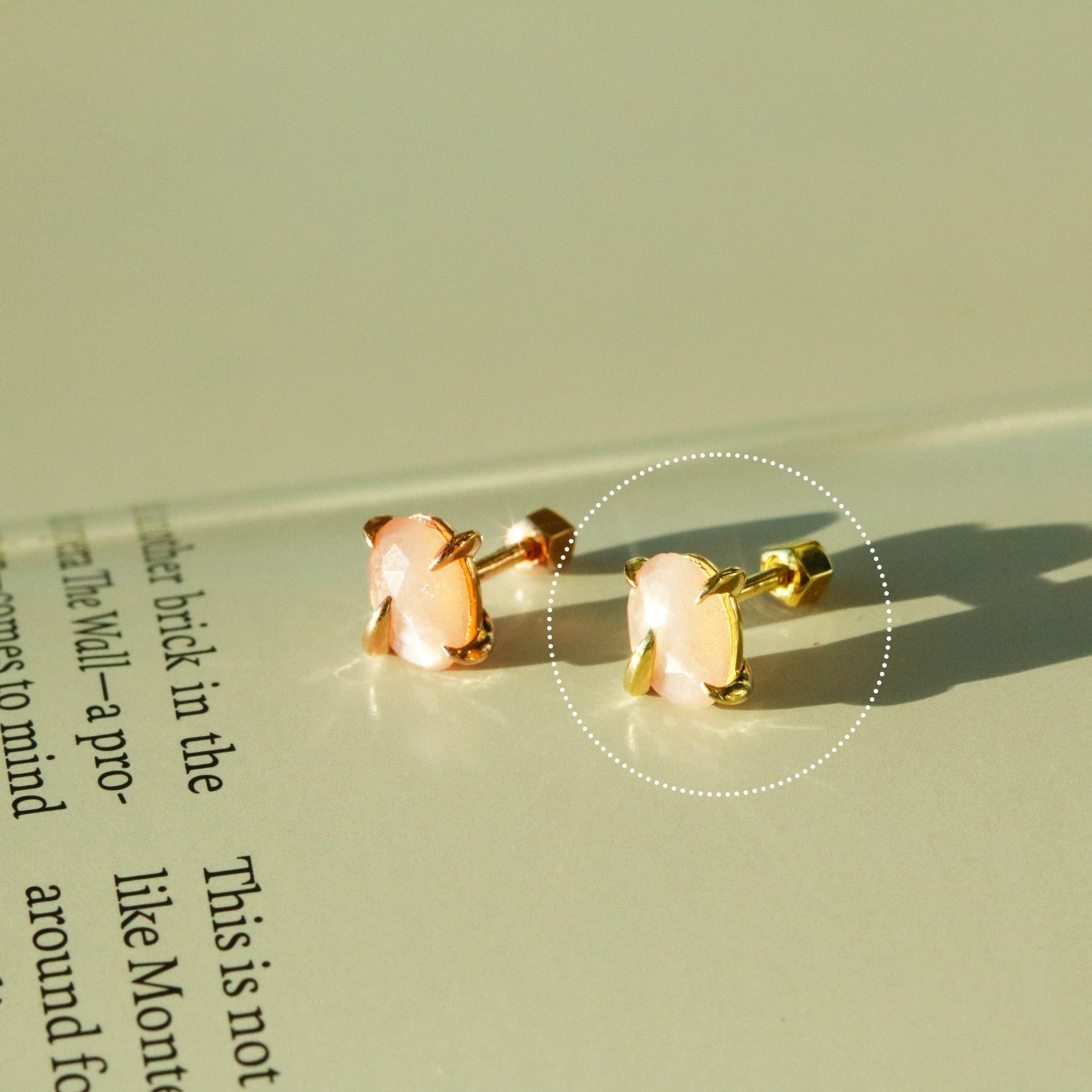 Peach moonstone barbell - Zyrola