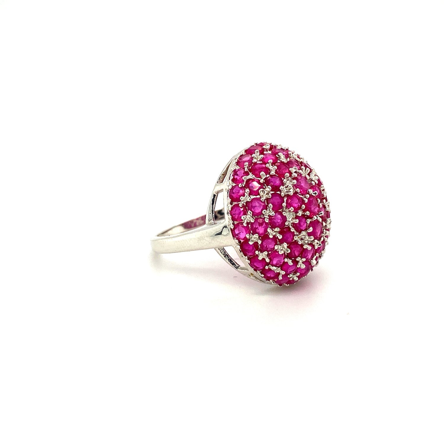 Bague dôme en argent massif 925, sertie de multiples rubis rose vif, finition rhodiée, modèle KSR 12634. - Zyrola