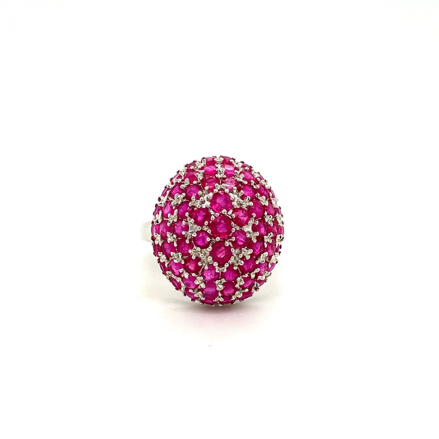 Bague dôme en argent massif 925, sertie de multiples rubis rose vif, finition rhodiée, modèle KSR 12634.- Zyrola